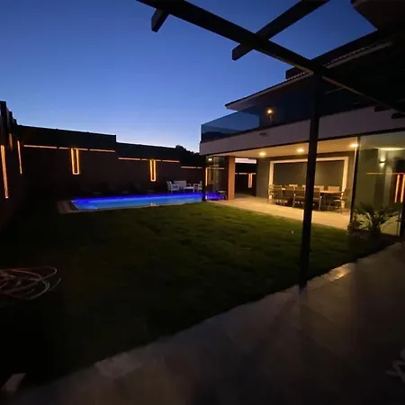 Cesme'de Ozel Havuzlu, Barbeku Alanli Villa-awz111 فيلة *