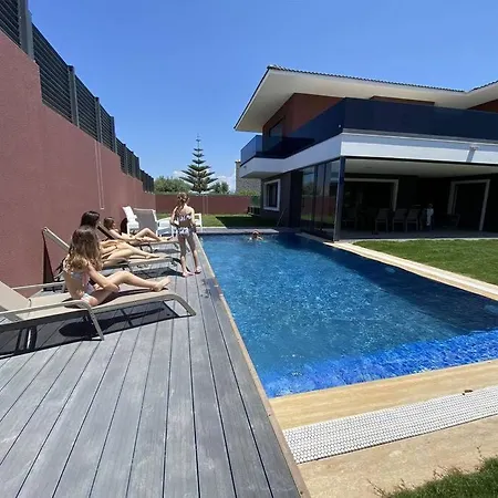 Cesme'de Ozel Havuzlu, Barbeku Alanli Villa-awz111 فيلة Çeşme